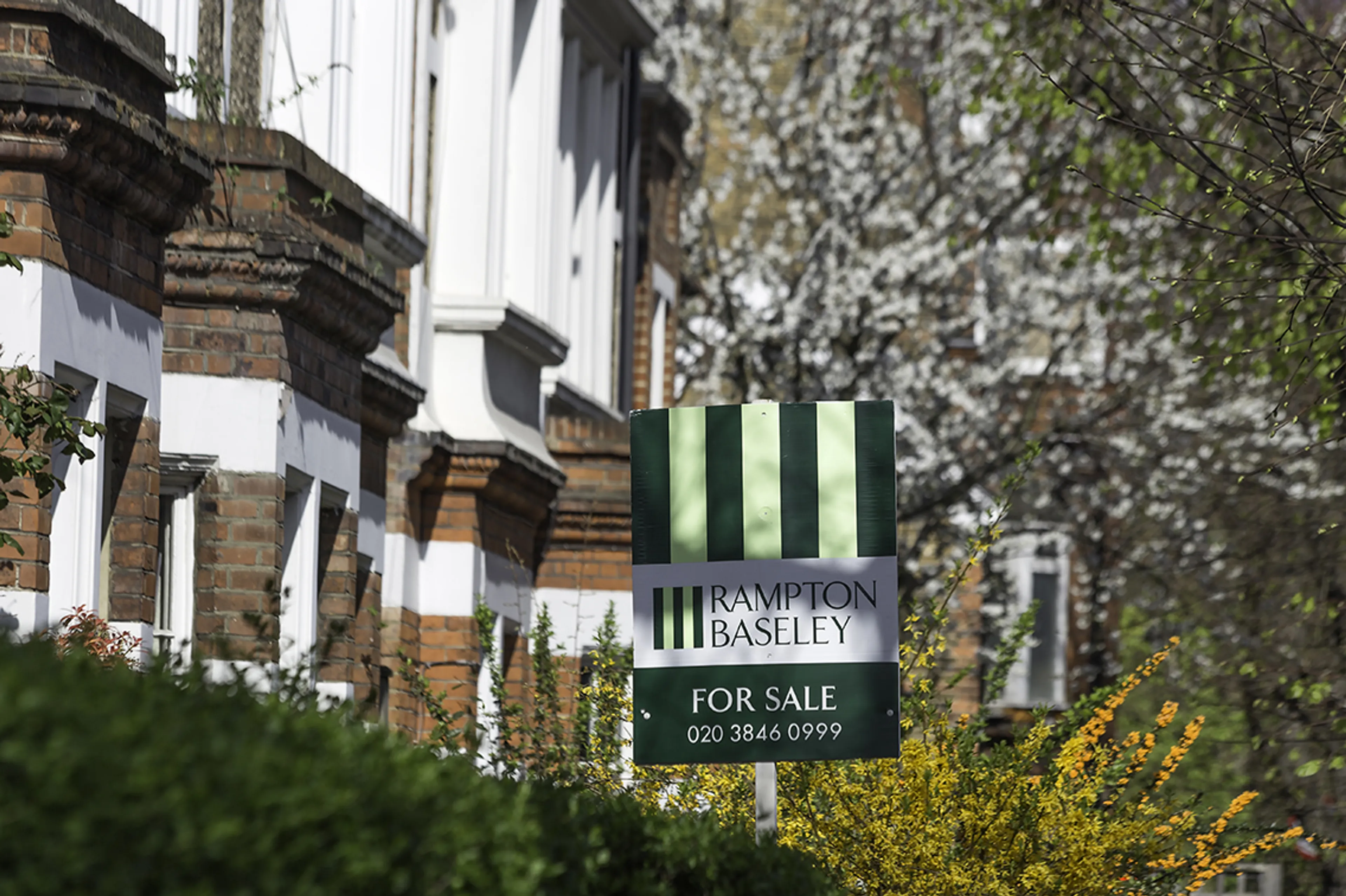 https://mr1.homeflow-assets.co.uk/files/media/image/0000/0000/efe1d9da05d835fd857ae28e7859b15f/Rampton Baseley Sale Board Ravenslea Road 1 SV.jpg